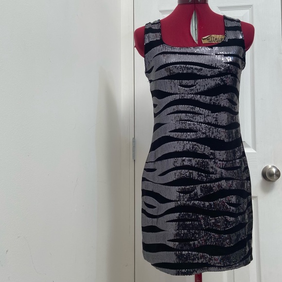 DONNA women silver and black sequins knit lined mini dress. Size S. Pre-Owned. - Picture 11 of 11